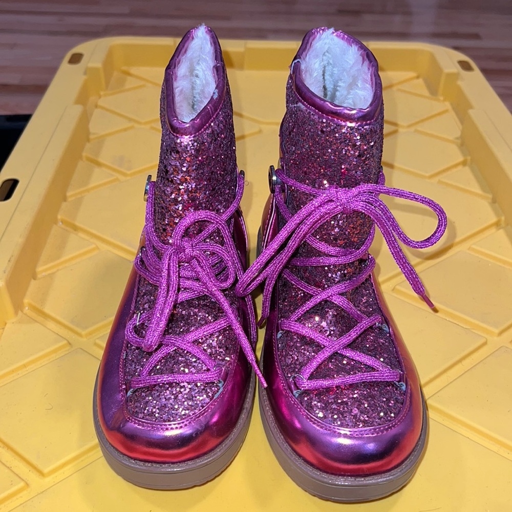 GBG Guess boots brand new never worn. Size 7M